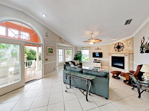 Beachside Delight Home Home - image 9