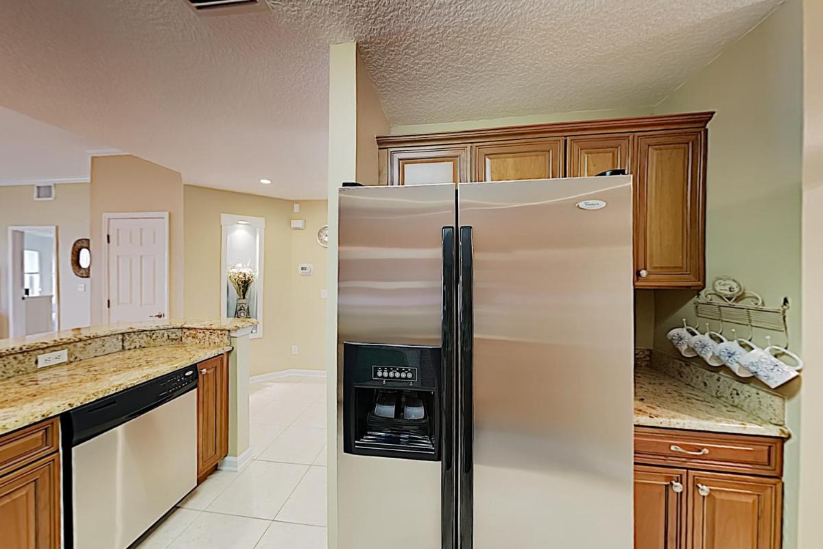 Sunny Poolside Condo with Hot Tub & Beach Access condo - image 7