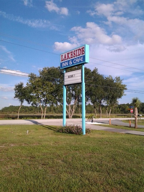 Lakeside Inn and Cafe - image 15