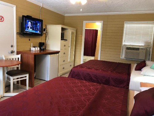 Lakeside Inn and Cafe - image 17