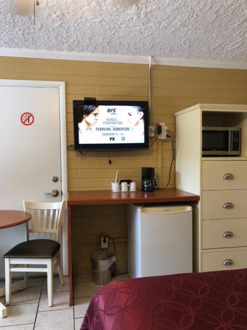 Lakeside Inn and Cafe - image 20