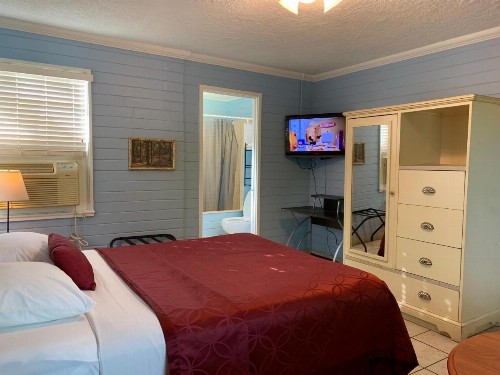Lakeside Inn and Cafe - image 22