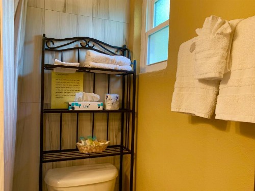 Lakeside Inn and Cafe - image 24
