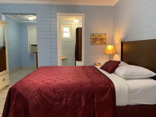 Lakeside Inn and Cafe - image 25
