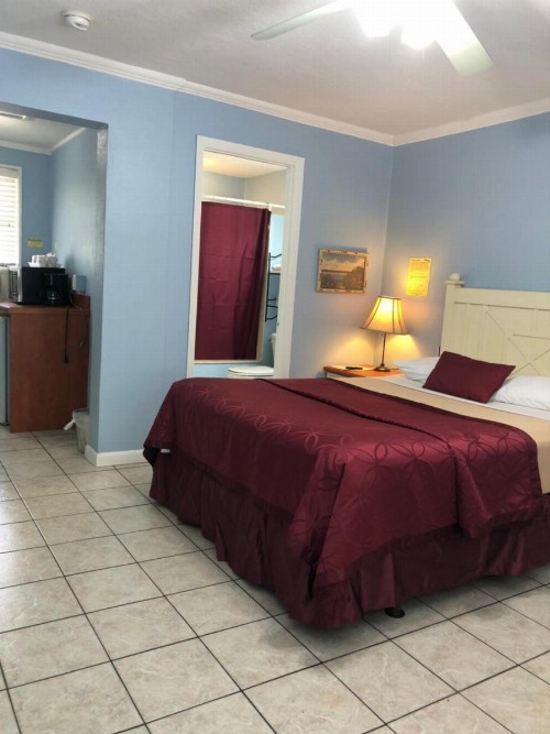 Lakeside Inn and Cafe - image 27