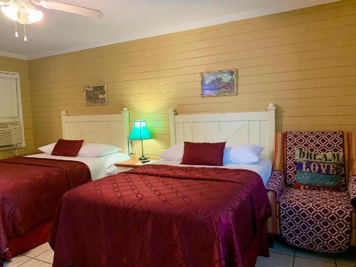 Lakeside Inn and Cafe - image 30
