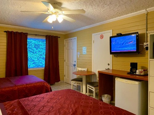 Lakeside Inn and Cafe - image 36