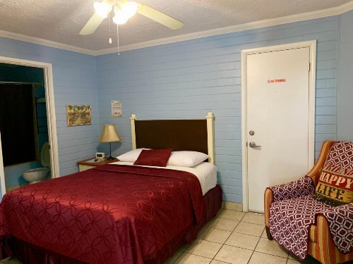 Lakeside Inn and Cafe - image 38