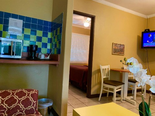 Lakeside Inn and Cafe - image 40