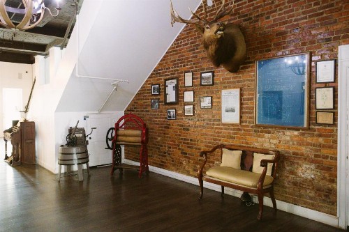 Hunter Arms Hotel - image 38