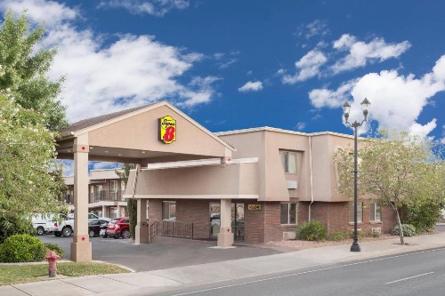 Super 8 by Wyndham St. George UT - image 1