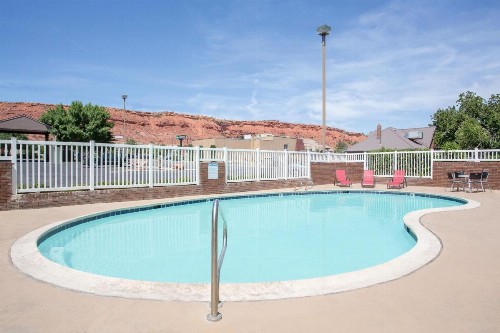 Super 8 by Wyndham St. George UT - image 6