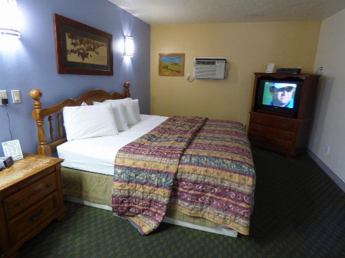 Coronada Inn & Suites - image 16