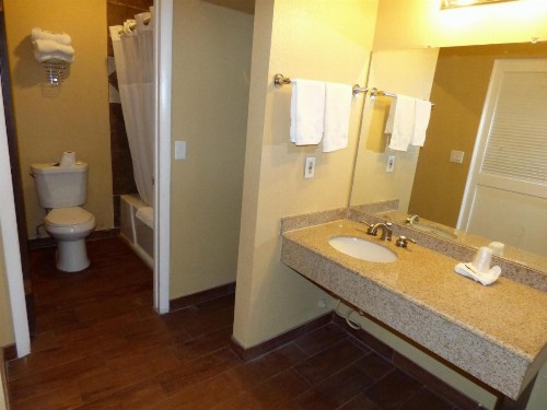 Economy Inn & Suites - image 10