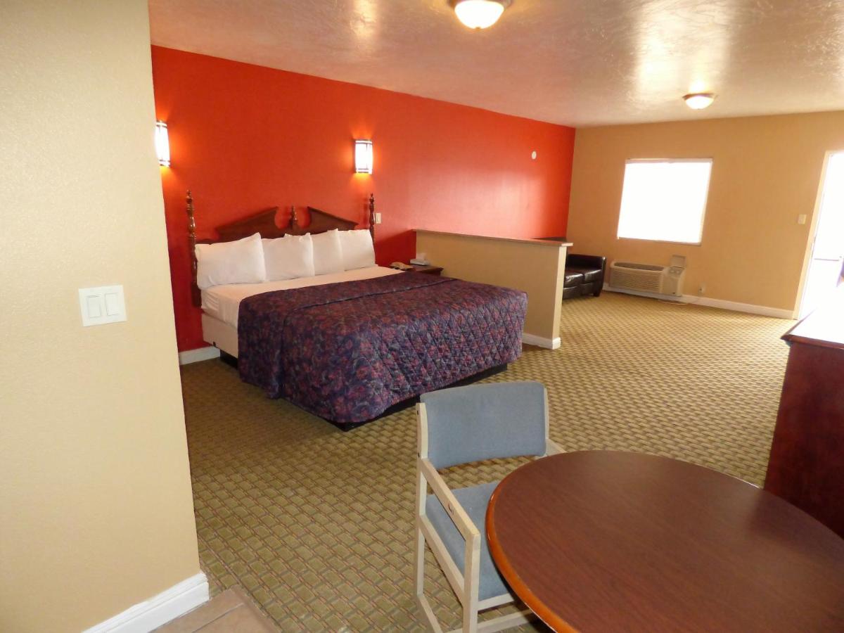 Economy Inn & Suites - image 4