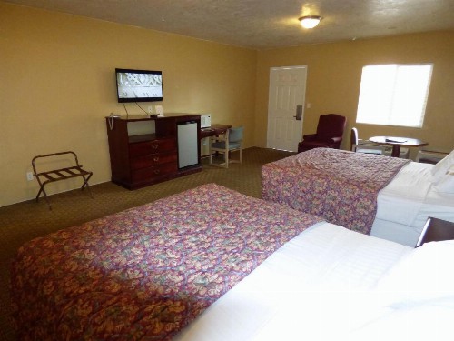 Economy Inn & Suites - image 8