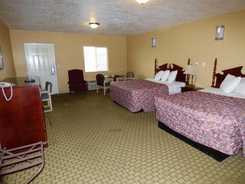 Economy Inn & Suites - image 9