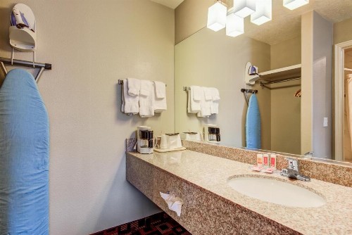 Econo Lodge Saint George - image 17