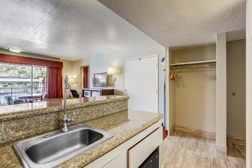 Econo Lodge Saint George - image 18