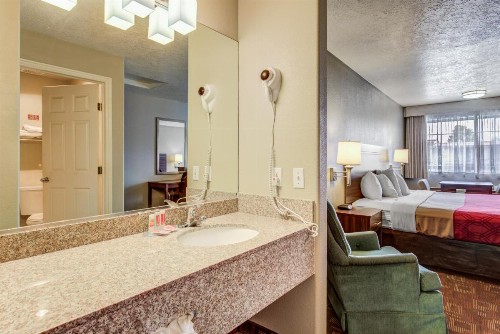 Econo Lodge Saint George - image 20