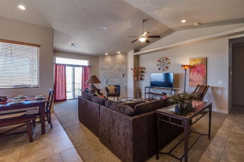 3BD/2B Sunset Views in the Desert - image 10