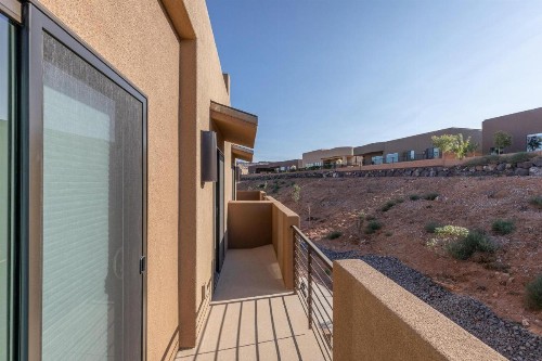 Red Cliff Farmhouse - image 8