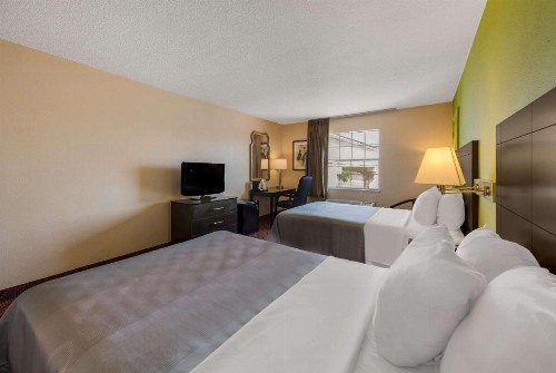 Quality Inn Airport - image 14
