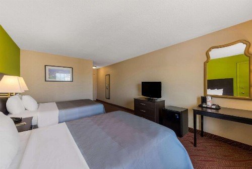 Quality Inn Airport - image 15