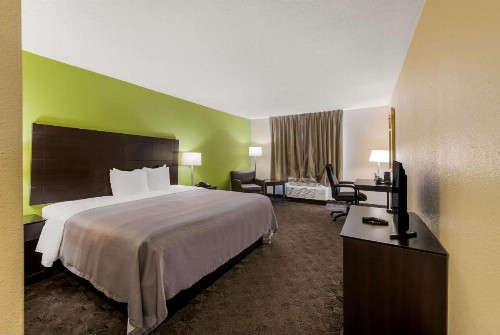 Quality Inn Airport - image 21