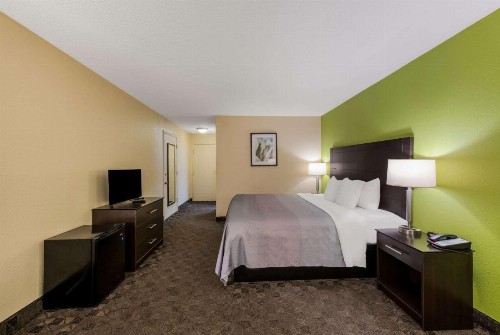 Quality Inn Airport - image 22