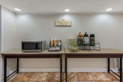 Quality Inn Airport - image 25