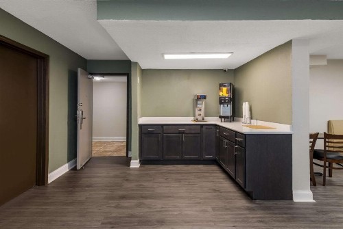 Quality Inn Airport - image 27