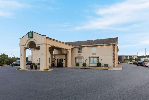 Quality Inn Airport - image 4