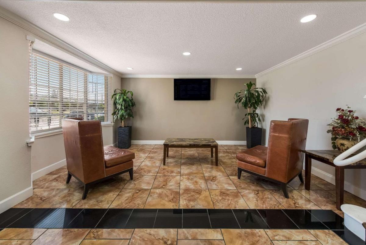 Quality Inn Airport - image 7