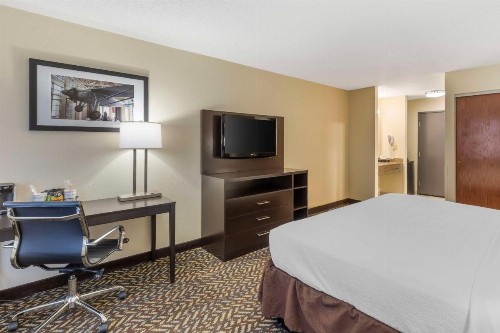 Best Western St. Louis Inn - image 11