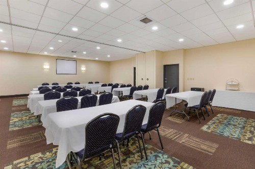 Best Western St. Louis Inn - image 30