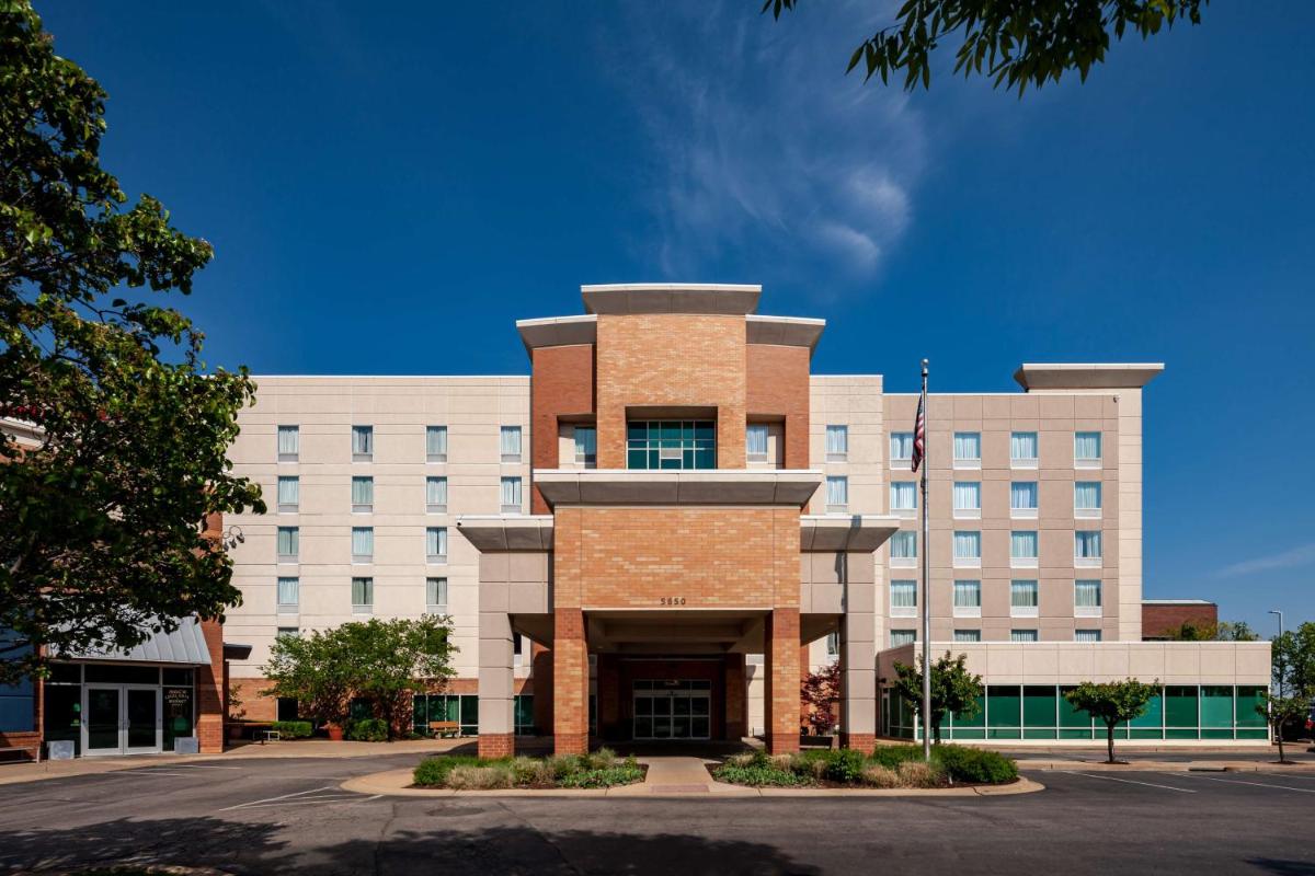 Hampton Inn & Suites St. Louis at Forest Park - main image