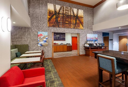Hampton Inn & Suites St. Louis at Forest Park - image 10