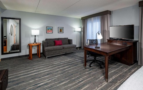Hampton Inn & Suites St. Louis at Forest Park - image 12