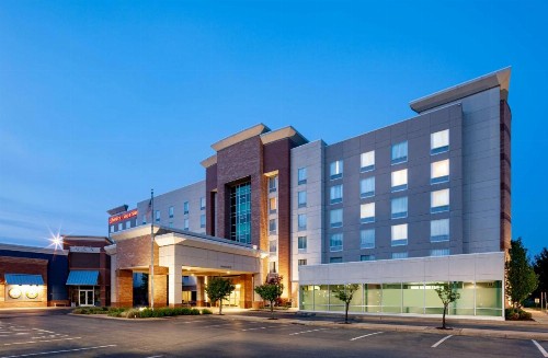 Hampton Inn & Suites St. Louis at Forest Park - image 18