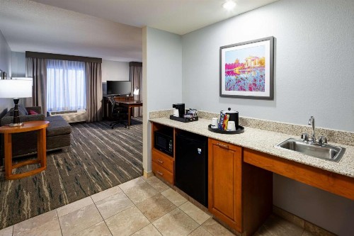 Hampton Inn & Suites St. Louis at Forest Park - image 2