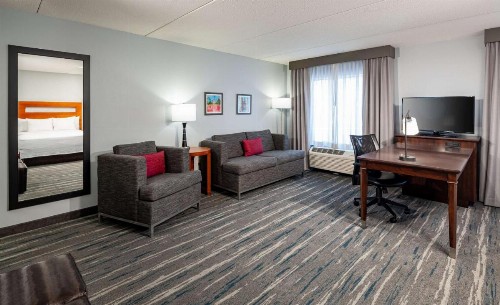 Hampton Inn & Suites St. Louis at Forest Park - image 20