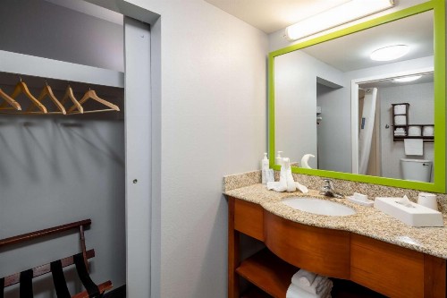 Hampton Inn & Suites St. Louis at Forest Park - image 21