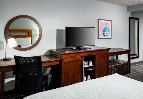 Hampton Inn & Suites St. Louis at Forest Park - image 4