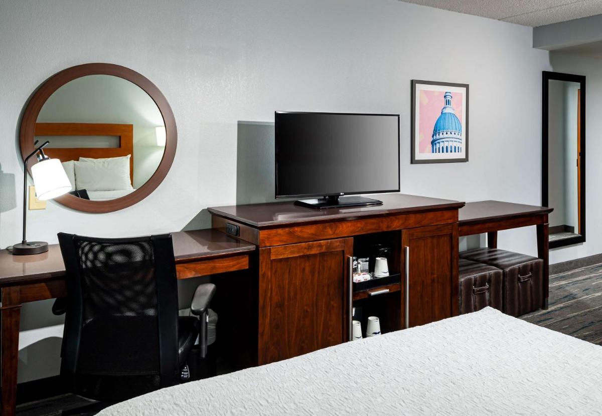 Hampton Inn & Suites St. Louis at Forest Park - image 4