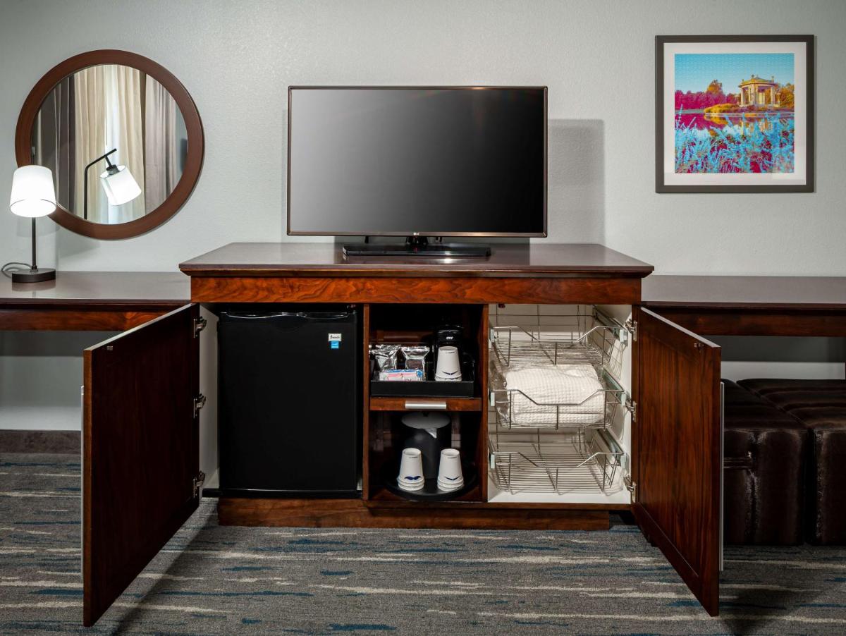 Hampton Inn & Suites St. Louis at Forest Park - image 5