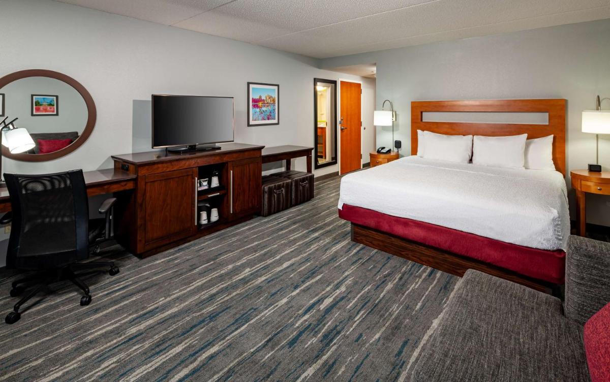Hampton Inn & Suites St. Louis at Forest Park - image 6