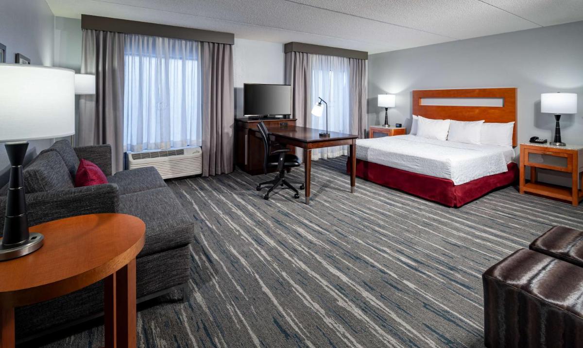 Hampton Inn & Suites St. Louis at Forest Park - image 7