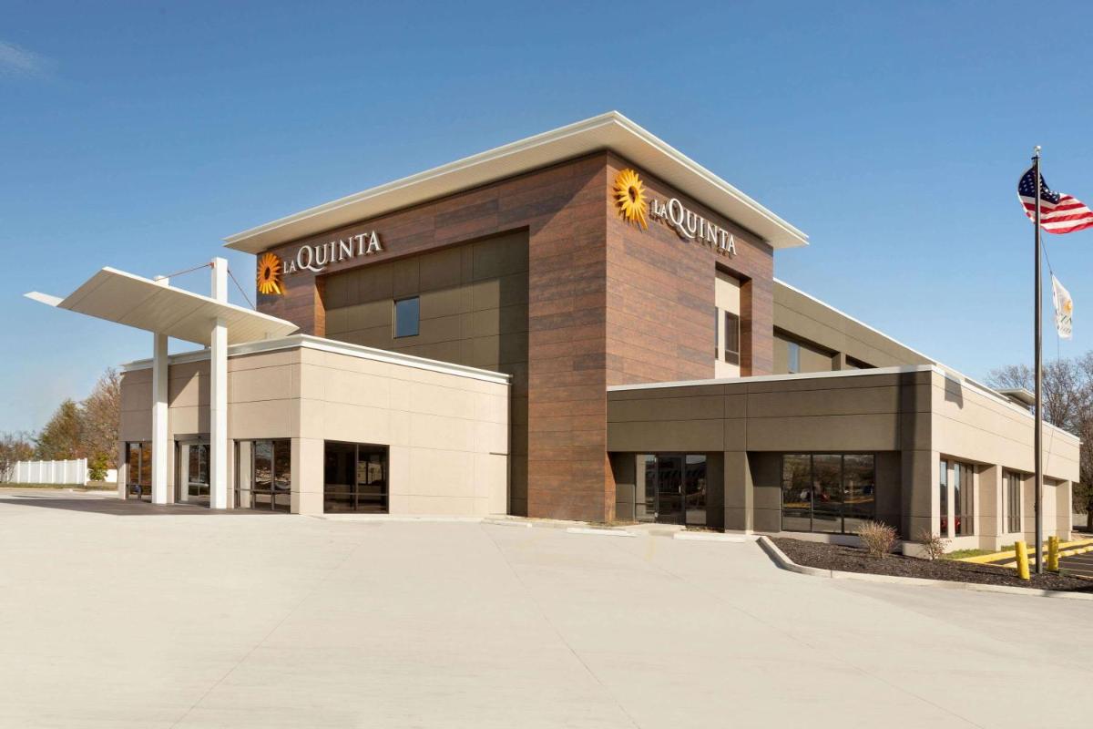 La Quinta Inn & Suites by Wyndham St Louis Route 66 - main image