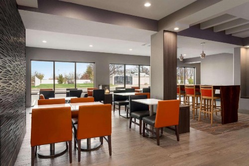 La Quinta Inn & Suites by Wyndham St Louis Route 66 - image 11